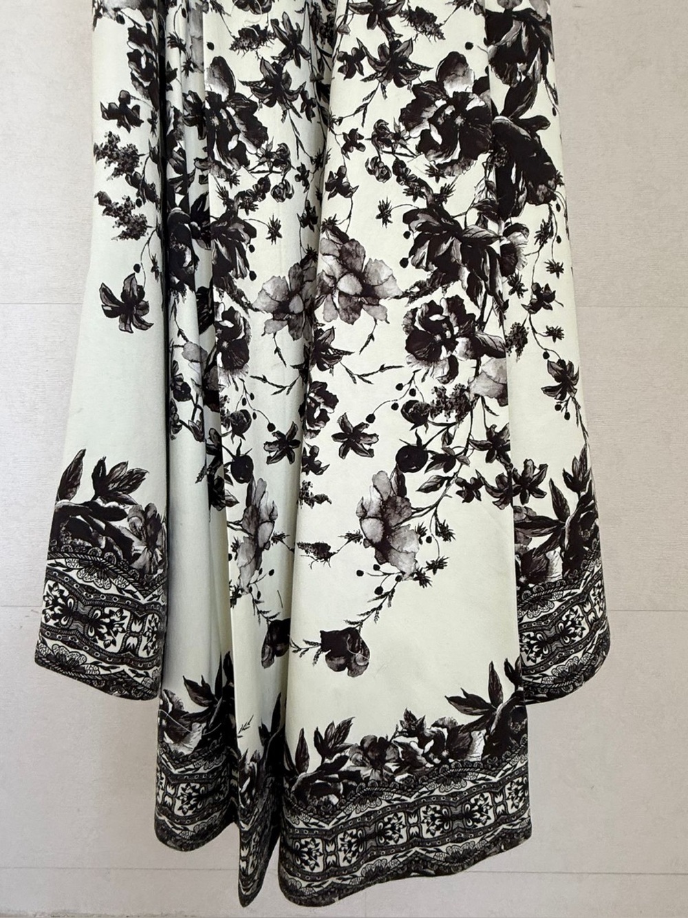 Alice + Olivia Black and White Floral High-Low Dress - Picture 5 of 7